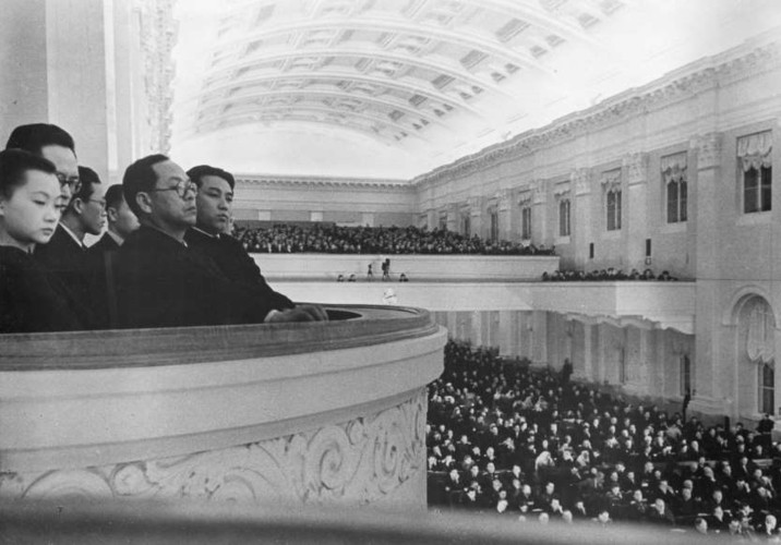 Một nhóm các thành viên của đoàn đại biểu Triều Tiên, trong đó có nhà lãnh đạo Kim Il Sung tham dự kỳ họp thứ 5 của Xô Viết Tối cao Liên xô tại Moscow ngày 1/3/1949.