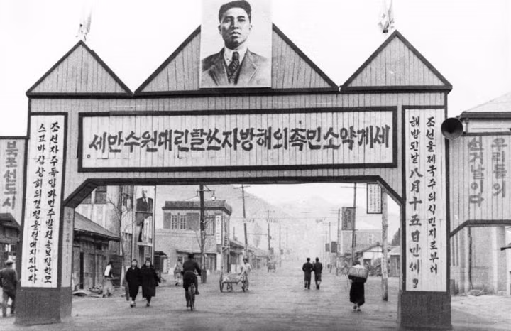 Bức chân dung của nhà lãnh đạo Kim Il Sung trên đường phố Kaishu, Triều Tiên vào tháng 5/1947.