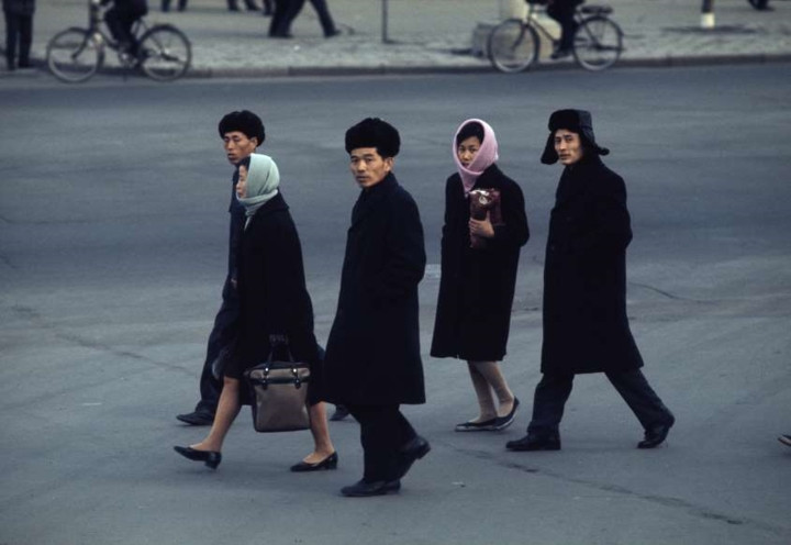 Người dân Triều Tiên sải bước đi bộ trên một con đường vào tháng 2/1973.