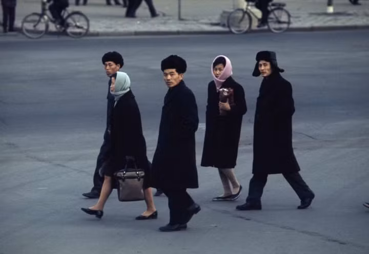 Người dân Triều Tiên sải bước đi bộ trên một con đường vào tháng 2/1973.