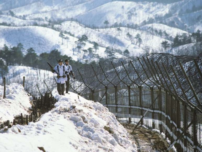 Những người lính đi tuần tra dọc hàng rào thép trong khu vực khi quân sự giữa Triều Tiên và Hàn Quốc.