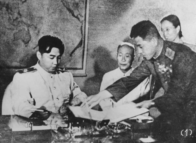 Nhà lãnh đạo Kim Il Sung ký Hiệp định Đình chiến Triều Tiên ở Bình Nhưỡng năm 1953.