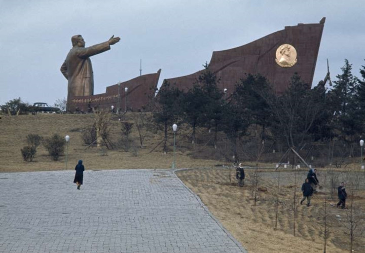 Bức tượng đồng cao 20 mét của nhà lãnh đạo Triều Tiên Kim Il Sung và Đài Tưởng niệm Mansudae tại Bình Nhưỡng tháng 2/1973.