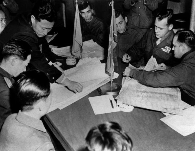 Một số đại biểu Triều Tiên và các quan chức Liên Hợp Quốc trong các cuộc đàm phán về việc phân chia biên giới giữa hai miền Triều Tiên tại Bàn Môn Điếm ngày 27/12/1951.