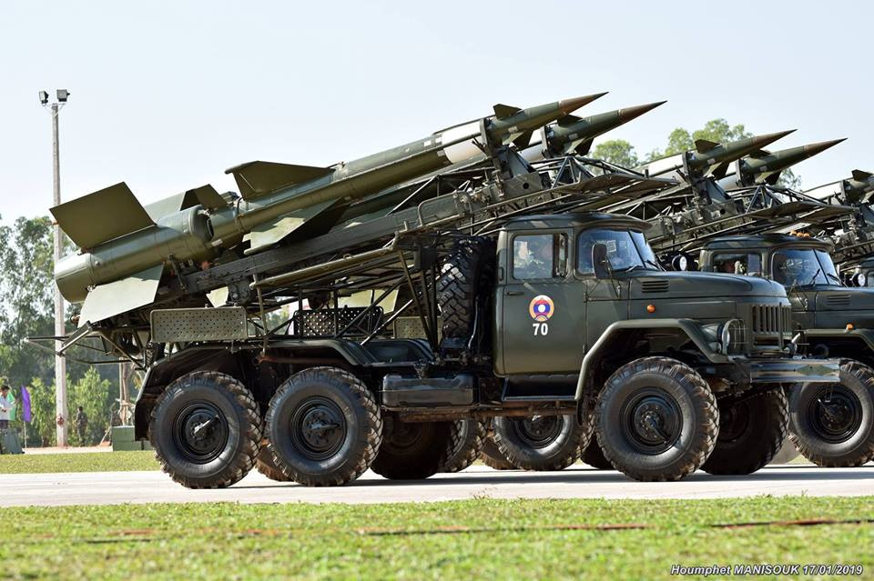 Cái tên tiếp theo có thể là hệ thống phòng không mạnh nhất của Lào cho đến thời điểm hiện tại - S-125 Neva/Pechora tổ hợp phòng không tầm trung do Liên Xô phát triển, có tầm bắn hiệu quả từ 28–35km với các mục tiêu bay ở độ cao lên đến 18.000m. Nguồn ảnh: Houmphet Manisouk