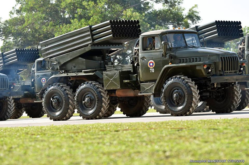 Kế đến là tổ hợp pháo phản lực phóng loạt BM-21 Grad của pháo binh Lào, chúng được trang bị đạn rocket 122mm và có tầm bắn tối đa lên đến 20km. Nguồn ảnh: Houmphet Manisouk