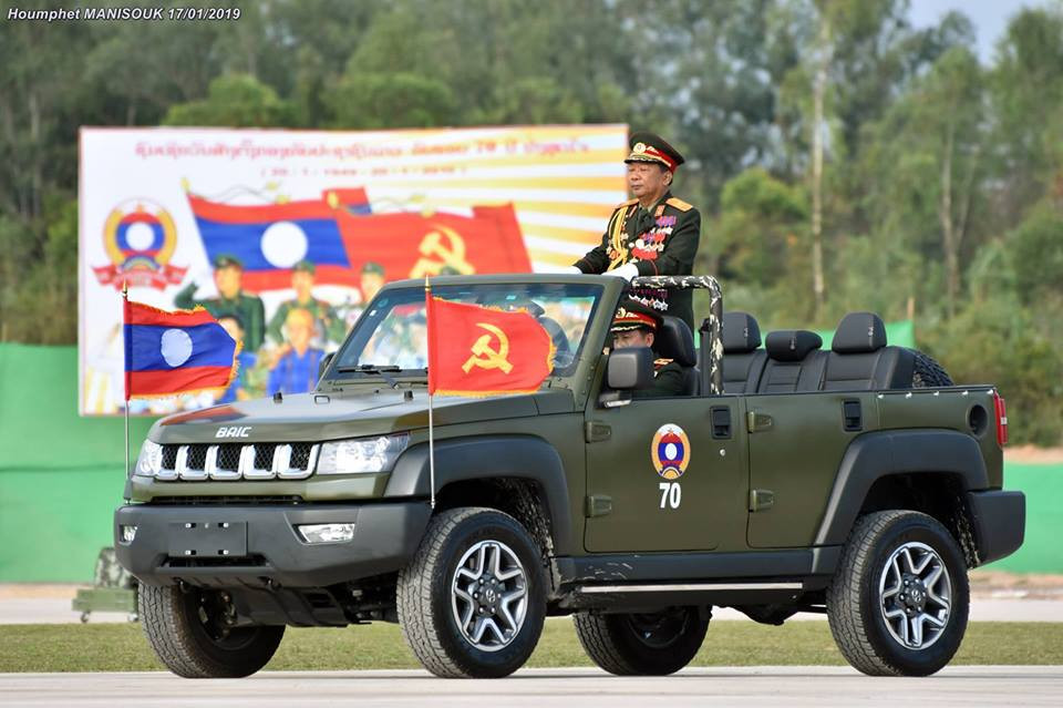 Trong hôm 17/1, tại huyện Phonhong, Viêng Chăn, Quân đội Nhân dân Lào đã tổ chức buổi tổng duyệt cho lễ duyệt binh kỷ niệm 70 năm Ngày thành lập Quân đội Nhân dân Lào vào ngày mai 20/1. Đây cũng là lần duyệt binh lớn nhất trong lịch sử của Lào với sự tham gia của hàng ngàn binh sĩ cùng hàng trăm phương tiện cơ giới quân sự hiện đại. Nguồn ảnh: Houmphet Manisouk