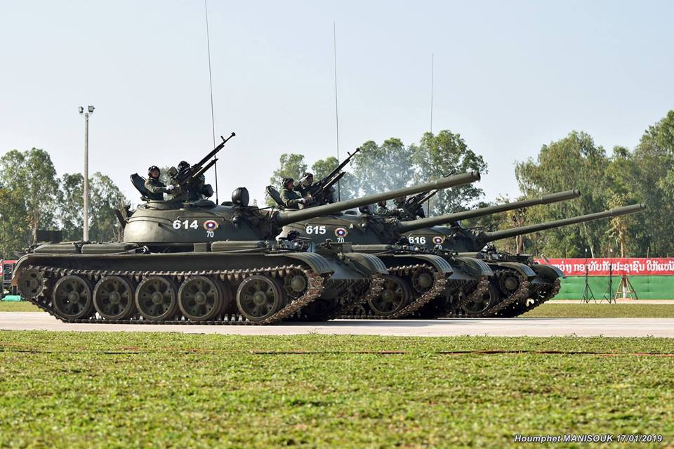 Hỗ trợ cho những chiếc T-72B trong Lục quân Lào còn có các biến thể xe tăng T-54/55 của Liên Xô hoặc Type 59 của Trung Quốc. Nguồn ảnh: Houmphet Manisouk