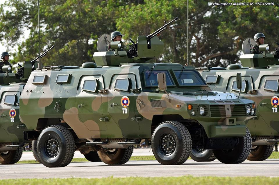 Trong đó đầu tiên phải nói đến các mẫu vũ khí do Trung Quốc chế tạo trong biên chế Lục quân Lào với số lượng khá lớn. Trong ảnh là mẫu xe bọc thép chở quân bánh lốp 4x4 Tiger của Trung Quốc, có khả năng chở theo từ 9 binh sĩ cùng kíp lái hai người. Xe cũng được vũ trang với súng máy 12.7mm. Nguồn ảnh: Houmphet Manisouk