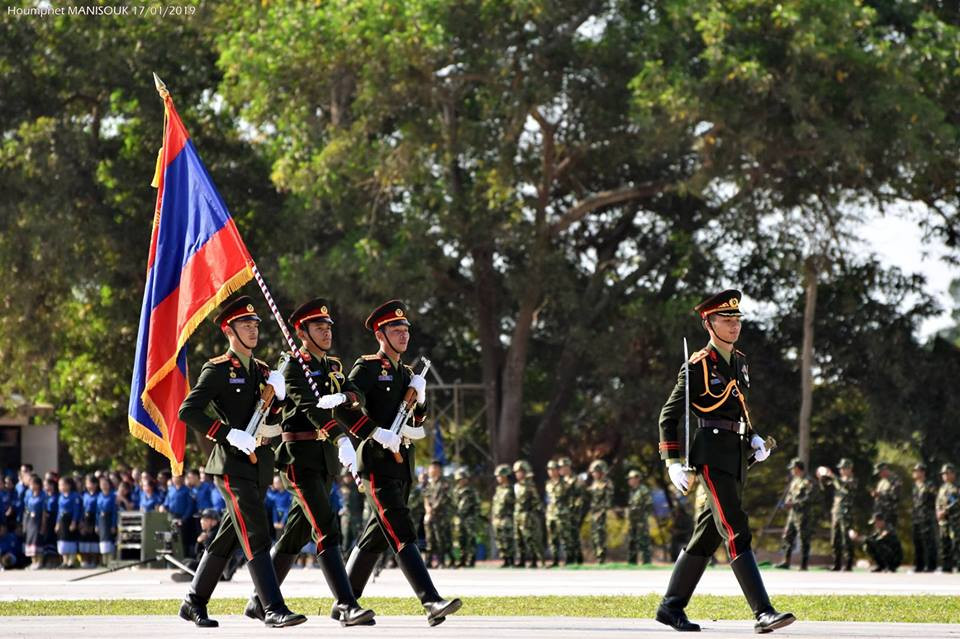 Nổi bật nhất trong đó có thể kể tới số vũ khí mới của Lục quân Lào lần đầu được giới thiệu tới công chúng nước này cũng như quan khách quốc tế. Theo ước tính Lục quân Lào sẽ giới thiệu ít nhất 20 chủng loại vũ khí có trong trang bị của lực lượng này. Nguồn ảnh: Houmphet Manisouk