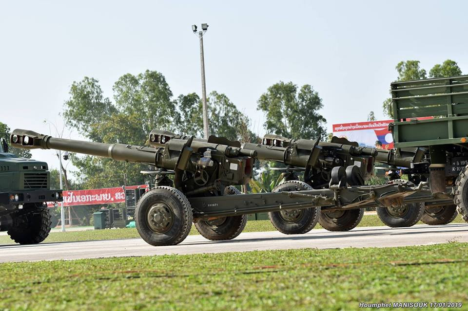 Ngay sau pháo tự hành HL-70 là các mẫu pháo kéo của Lục quân Lào dẫn đầu là pháo kéo xe D-20 152mm, có tầm bắn hiệu quả từ 17-24km. Nguồn ảnh: Houmphet Manisouk