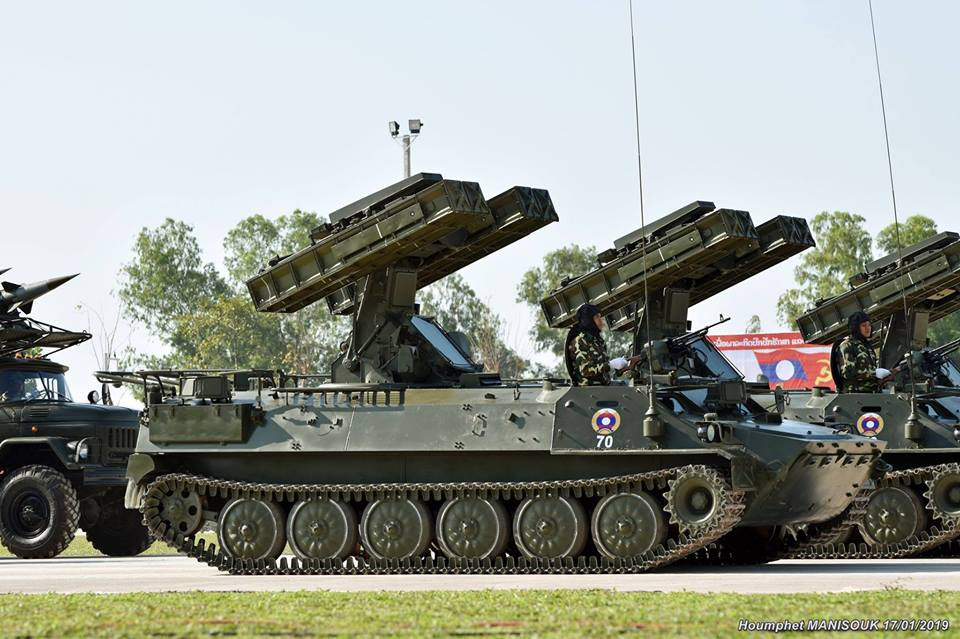 Sau các loại vũ khí của Trung Quốc thì Lục quân Lào vẫn sử dụng khá nhiều các loại vũ khí do Liên Xô chế tạo, điển hình như các tổ hợp tên lửa phòng không tầm ngắn 9K35 Strela-10. Mỗi tổ hợp phòng không này được trang bị 4 tên lửa 9M37 có tầm bắn 500-5.000m với các mục tiêu có độ cao 10-3.500m. Nguồn ảnh: Houmphet Manisouk