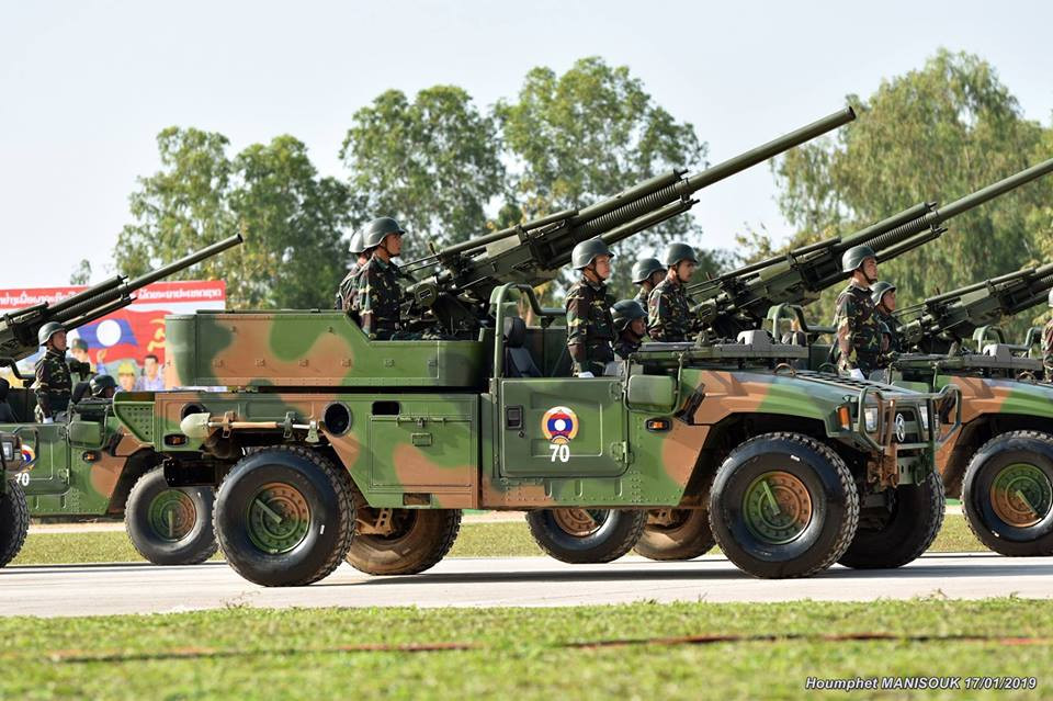Trong ảnh là hệ thống cối bắn nhanh tự hành 82mm Type PCP001 của Lục quân Lào, tổ hợp vũ khí này được đặt trên khung gầm xe bọc thép Dongfeng EQ2050. Hệ thống cối này có tầm tác chiến hiệu quả lên đến 6.000m với tốc độ bắn khoảng 40 phát/phút. Nguồn ảnh: Houmphet Manisouk