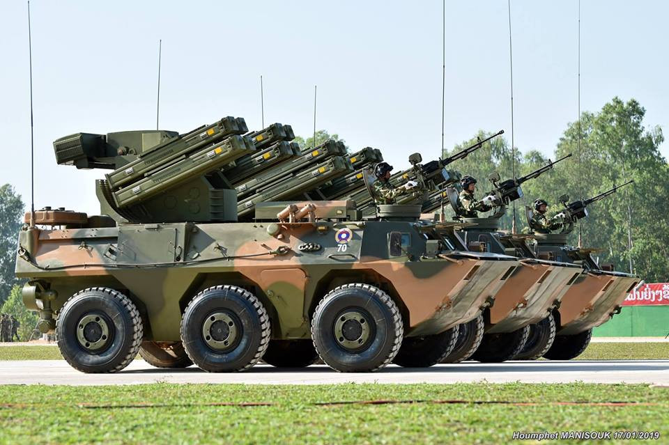 Bên cạnh các loại pháo, Lục quân Lào cũng đã được trang bị hệ thống phòng không tầm ngắn Yitian hiện đại của Trung Quốc, nó được trang bị trang bị 8 tên lửa đất đối không Tianlong 6 được phát triển dựa trên nền tảng tên lửa không đối không TY-90 có tầm bắn hiệu quả từ 300m đến 6.000m với các mục tiêu có độ cao lên đến 4.000m. Nguồn ảnh: Houmphet Manisouk