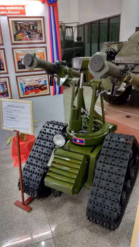 Trong khi đó mẫu robot chiến đấu của nước này lại được vũ trang khá mạnh thay vì sử dụng súng máy hay súng trường tấn công, Lào trang bị cho nó hẳn bộ đôi tên lửa chống tăng PF-98 (sử dụng một lần). Nguồn ảnh: Lao-Army.
