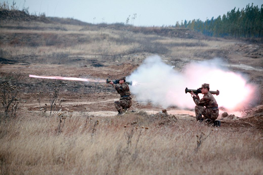 Mẫu súng chống tăng này chỉ sử dụng một lần, nặng chưa tới 4kg và dài 900mm, nó sử dụng đạn chống tăng có cỡ nòng 80mm với tầm bắn hiệu quả lên đến 200m. Với thông số kỹ chiến thuật trên, một binh sĩ có thể trạng bình thường cũng có thể mang theo ít nhất bốn khẩu PF-98 trong hành quân. Nguồn ảnh: military-today.
