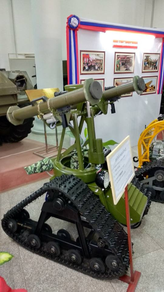 Mẫu robot này cũng sử dụng khung gầm bánh xích, được điều khiển từ xa thông qua một camera hành trình. Tuy nhiên phần của nó có thiết kế khá đơn giản khó sống sót nếu phải đối mặt với hỏa lực mạnh từ kẻ thù. Nguồn ảnh: Lao-Army.