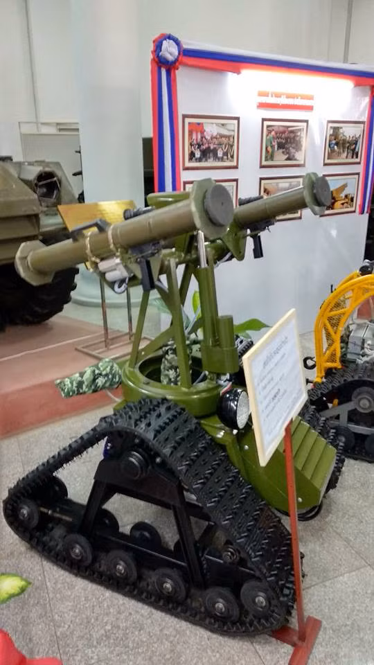 Mẫu robot này cũng sử dụng khung gầm bánh xích, được điều khiển từ xa thông qua một camera hành trình. Tuy nhiên phần của nó có thiết kế khá đơn giản khó sống sót nếu phải đối mặt với hỏa lực mạnh từ kẻ thù. Nguồn ảnh: Lao-Army.