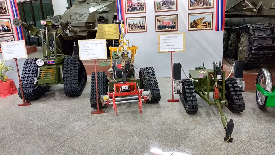 Dựa vào một số hình ảnh xuất hiện trên các diễn đàn quân sự của Lào ta có thế thấy nước này đang phát triển ít nhất ba mẫu robot tự hành phục vụ cho các nhiệm vụ quốc phòng, trong đó bao gồm hai robot rà phá bom mìn và một robot chiến đấu. Nguồn ảnh: Lao-Army.
