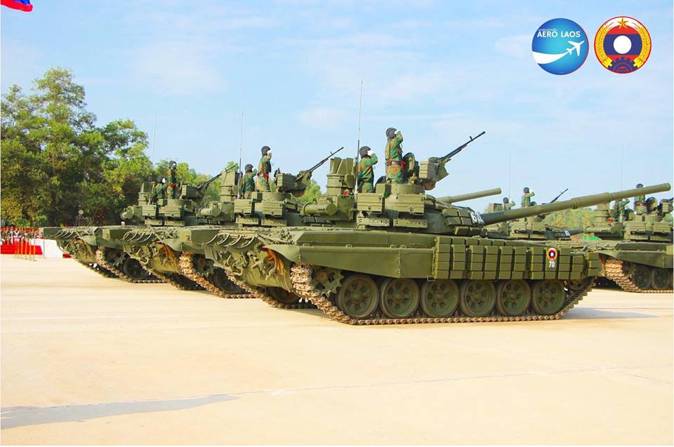 Ngoài việc mua sắm các khí tài, trang bị mới từ nước ngoài, các Quân đội Lào còn đầu tư mạnh cho ngành công nghiệp quốc phòng trong nước và bước đầu đã đạt được một số thành tựu nhất định. Trong đó có thể kể đến một số mẫu robot chiến đấu do nước này tự phát triển. Nguồn ảnh: Lao-Army.