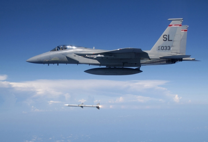 Ngoài ra, AIM-120 có thể tích hợp trên một số mẫu máy bay chiến đấu của đồng minh Mỹ như Eurofighter Typhoon, Tornado, JAS 39 Gripen, F-2, Sea Harrier... Ảnh: Military-Today.