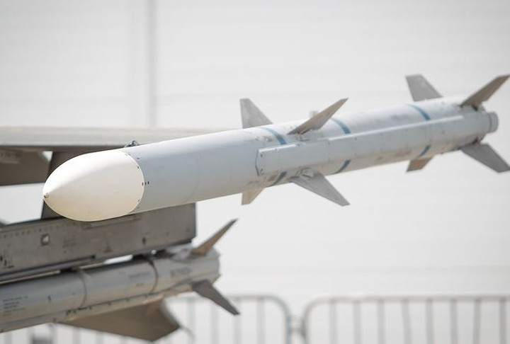 Về tầm bắn, phiên bản đời đầu A/B của dòng tên lửa AIM-120 chỉ đạt mức 55-75km (khá hơn AIM-7 đạt tầm 50km), tuy nhiên từ phiên bản AIM-120C-5 thì tầm bắn tăng lên đến 105km và đến AIM-120D thì tăng lên 160km. Ảnh: Global Look Press.