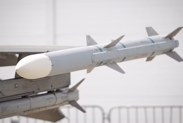 Về tầm bắn, phiên bản đời đầu A/B của dòng tên lửa AIM-120 chỉ đạt mức 55-75km (khá hơn AIM-7 đạt tầm 50km), tuy nhiên từ phiên bản AIM-120C-5 thì tầm bắn tăng lên đến 105km và đến AIM-120D thì tăng lên 160km. Ảnh: Global Look Press.