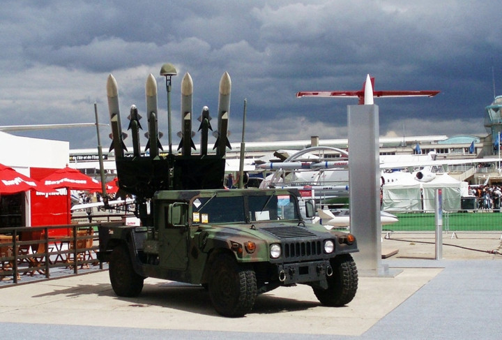 Mặc dù đầu nổ của AIM-120 được cho là nhẹ hơn loại trên AIM-7, nhưng nó vẫn được đánh giá là hiệu quả, dễ dàng phá hủy hoặc gây tổn thương nghiêm trọng với mọi máy bay tiêm kích, máy bay ném bom, máy bay vận tải... Ảnh: Military-Today.