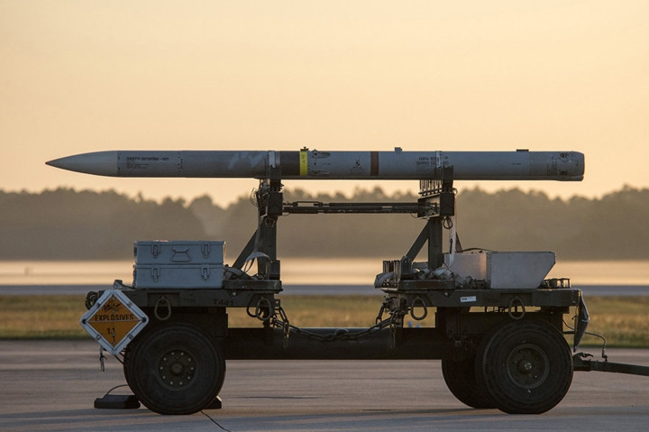 Sự ra đời của mẫu tên lửa AIM-120 nhằm thay thế cho mẫu tên lửa dẫn đường bằng radar bán chủ động AIM-7 Sparrow vốn đã trở nên lỗi thời. Ảnh: Military-Today.