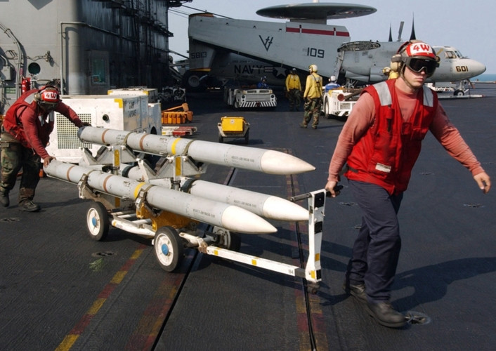 Tên lửa không đối không AIM-120 sử dụng hệ dẫn đường quán tính giai đoạn đầu. Ảnh: Military-Today.