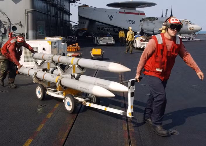 Tên lửa không đối không AIM-120 sử dụng hệ dẫn đường quán tính giai đoạn đầu. Ảnh: Military-Today.