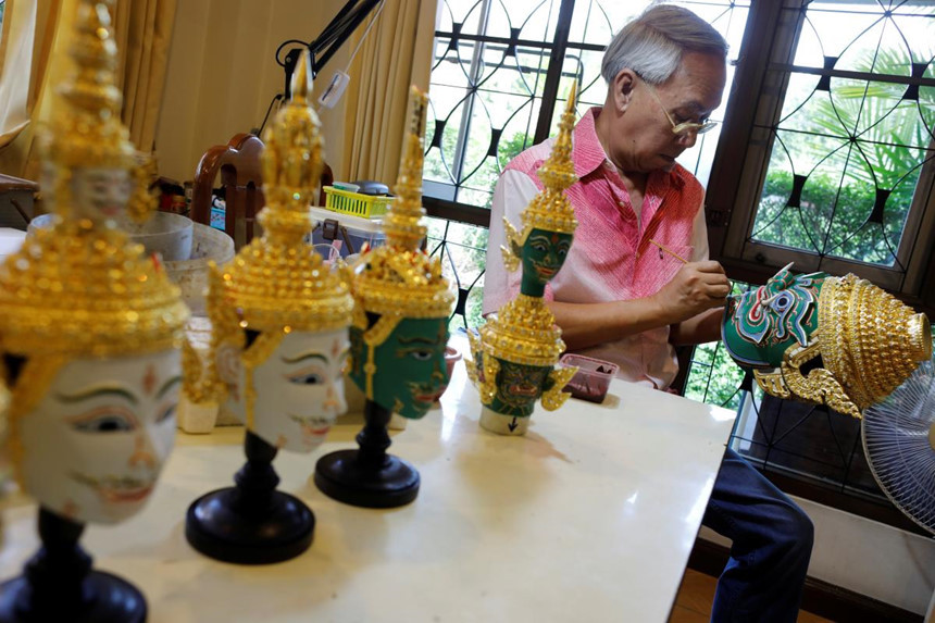 Mom Luang Pongsawad Sukhasvasti, 67 tuổi, làm việc trong xưởng chế tác mặt nạ ở tỉnh Ayutthaya, Thái Lan. Ông nối nghề chế tạo mặt nạ Khon của cha mình từ năm 10 tuổi. Mỗi chiếc mặt nạ mất một tháng để sản xuất, từ đúc khuôn thạch cao đến vẽ các chi tiết phức tạp.