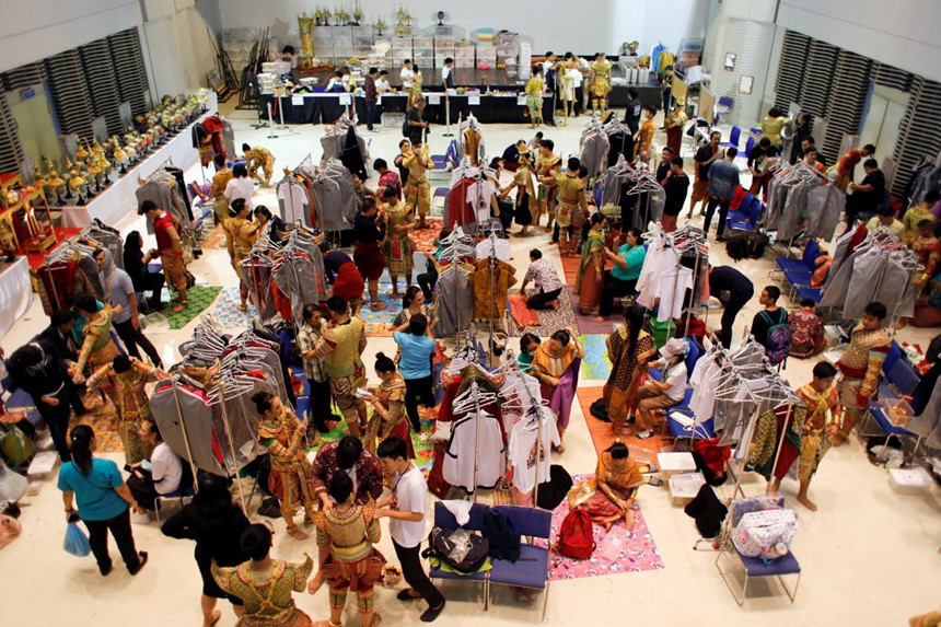 Các nghệ sĩ chuẩn bị trong hậu trường trước buổi biểu diễn ở Trung tâm Văn hóa Thái Lan, Bangkok, Thái Lan, ngày 7/11/2018.