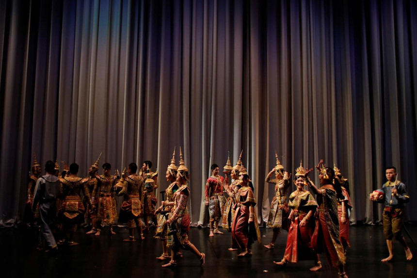 Các nghệ sĩ đi sau rèm sân khấu sau khi buổi diễn kết thúc ở Trung tâm Văn hóa Thái Lan. Các nghệ sĩ và nghệ nhân hy vọng việc UNESCO đưa vũ kịch mặt nạ vào danh sách di sản phi vật thể có thể nâng cao nhận thức và thúc đẩy việc giảng dạy cũng như bảo tồn nghệ thuật truyền thống này.