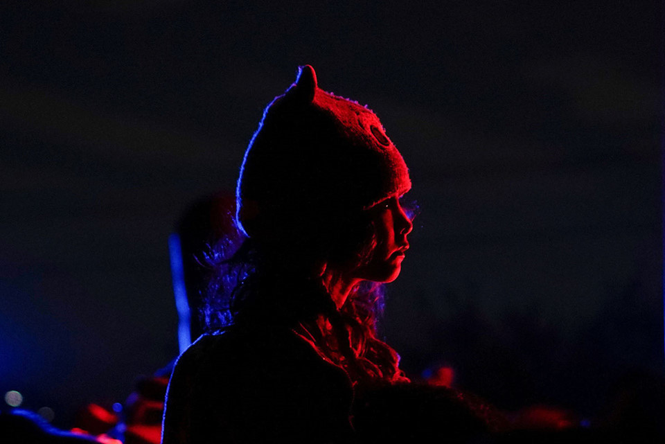 Một em bé ngồi trên vai bố khi hòa vào dòng người cố gắng chen lấn lên xe bus để tới Mỹ từ Ingenio Santo Domingo, Mexico, vào ngày 23/1. Người di cư Trung Mỹ vẫn đang đổ về và mắc kẹt ở biên giới Mỹ và Mexico, trong khi chính quyền Tổng thống Donald Trump vẫn bất đồng về việc xây dựng bức tường biên giới, dẫn tới tình trạng chính phủ đóng cửa lâu nhất trong lịch sử. Ảnh: Reuters.