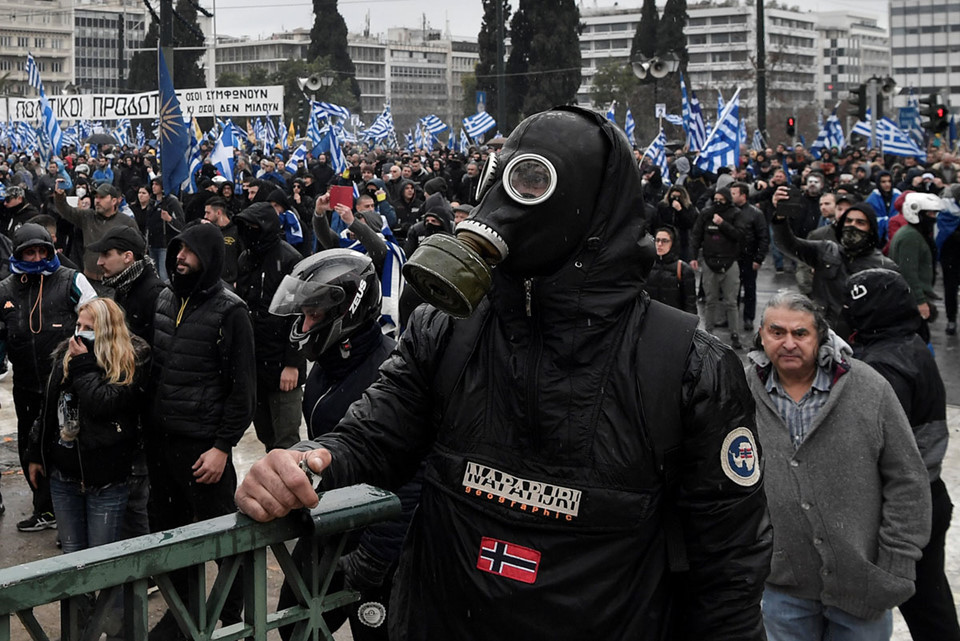 Người biểu tình trước tòa nhà Quốc hội Hy Lạp ở Athens vào ngày 20/1. Đây là cuộc biểu tình phản đối thỏa thuận đổi tên quốc gia láng giềng Macedonia thành Cộng hòa Bắc Macedonia. Tại Hy Lạp, Macedonia là tên của một tỉnh phía bắc. Theo thỏa thuận, Hy Lạp sẽ ngừng phản đối vấn đề tên gọi quốc gia Macedonia, vốn có thể gây hiểu nhầm về chủ quyền. Ảnh: AFP.