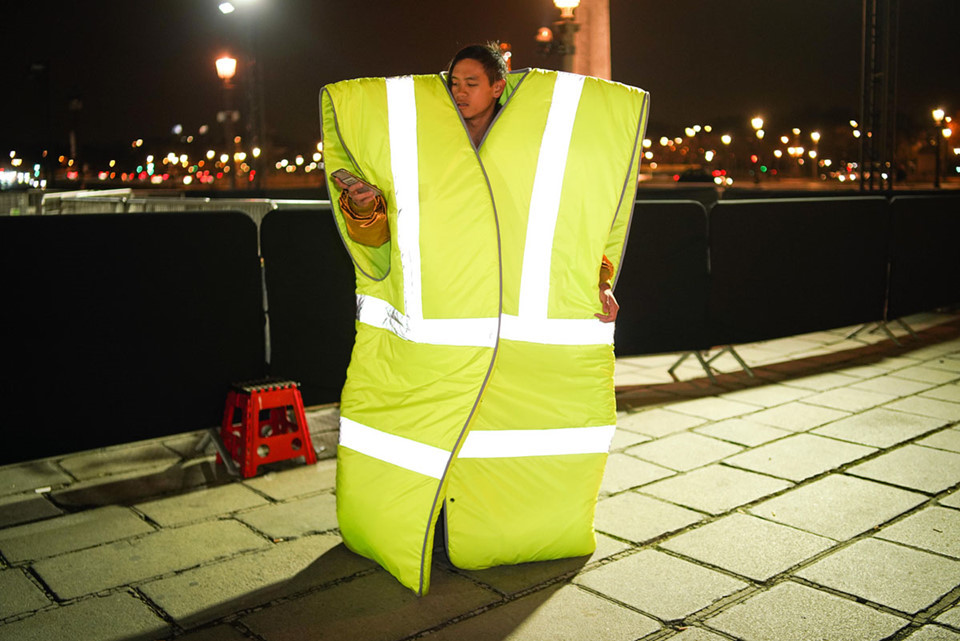 Một tín đồ thời trang mặc chiếc áo khoác vàng cỡ lớn trước địa điểm trình diễn của nhà mốt Celine trong tuần lễ thời trang Paris ngày 20/1. Cuộc biểu tình "áo khoác vàng" của người Pháp phản đối chính sách kinh tế của chính quyền Tổng thống Emmanuel Macron đã trở thành cảm hứng cho tín đồ này để tạo nên bộ trang phục đường phố độc đáo. Ảnh: Getty.