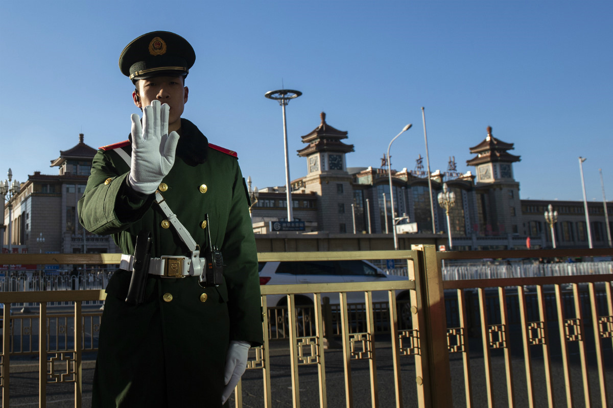 Truyền thông Trung Quốc đến nay vẫn kín tiếng về chuyến thăm này. Bản tin của CCTV về sự kiện kéo dài 11 giây, chỉ thông báo là ông Kim đến thăm Trung Quốc trong 4 ngày và không theo hình ảnh gì. Trong ảnh, cảnh sát Trung Quốc tại ga Bắc Kinh trong lúc chuyến tàu của ông Kim Jong Un đến. Ảnh: AFP.