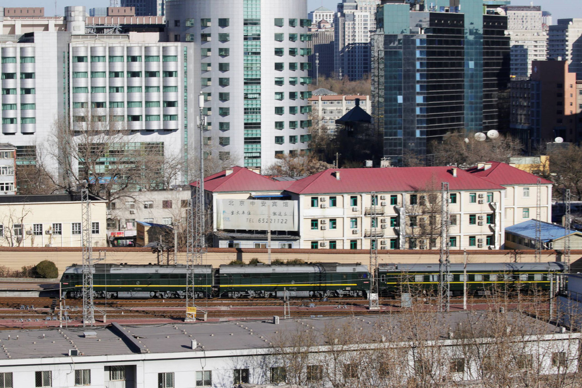 Đoàn tàu đỗ tại nhà ga Bắc Kinh sáng 8/1. Ảnh: Reuters.