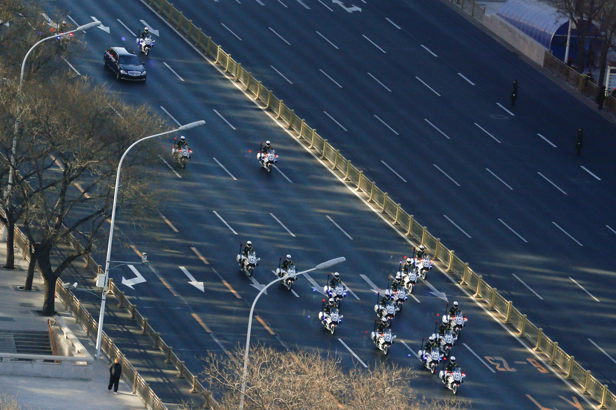 Bên cạnh 4 chiếc môtô xung quanh chiếc xe, dẫn đầu đoàn xe còn có 13 chiếc môtô khác, đây cũng là cách xếp đội hình khi Triều Tiên tiếp đón Tổng thống Hàn Quốc Moon Jae In đến Bình Nhưỡng vào năm 2018. Ảnh: Reuters.