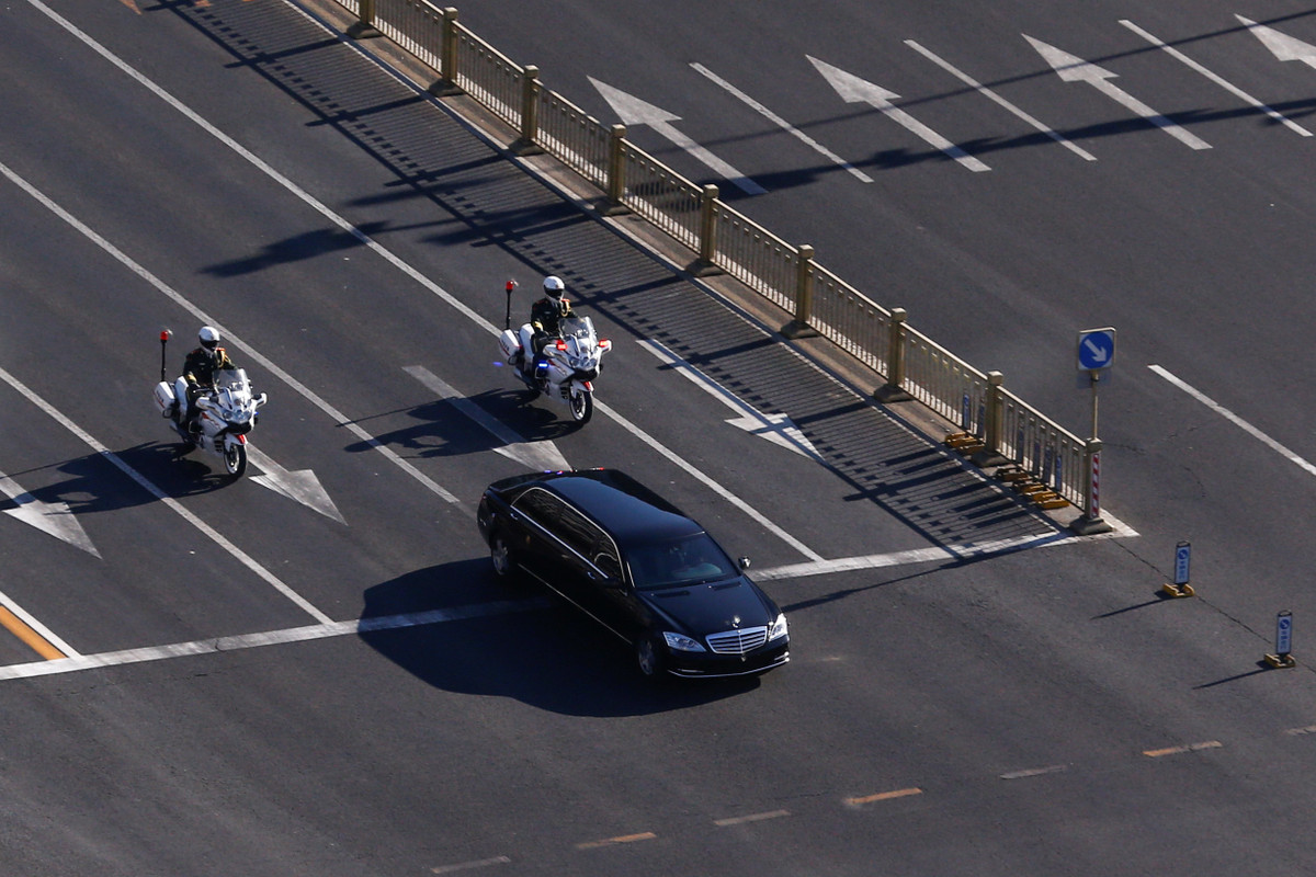 Đoàn tàu của ông Kim được cho đã đến Bắc Kinh vào 10h sáng 8/1. Đây là lần thứ 3 ông Kim Jong-un đến Bắc Kinh. Trong 4 lần gặp gỡ của lãnh đạo Triều Tiên và Trung Quốc, cuộc gặp thứ 2 diễn ra tại thành phố Đại Liên thay vì Bắc Kinh. Trong ảnh, chiếc Mercedes-Benz S600 Pullman Guard, được cho đang chở ông Kim, trên đường phố Bắc Kinh. Ảnh: Reuters.