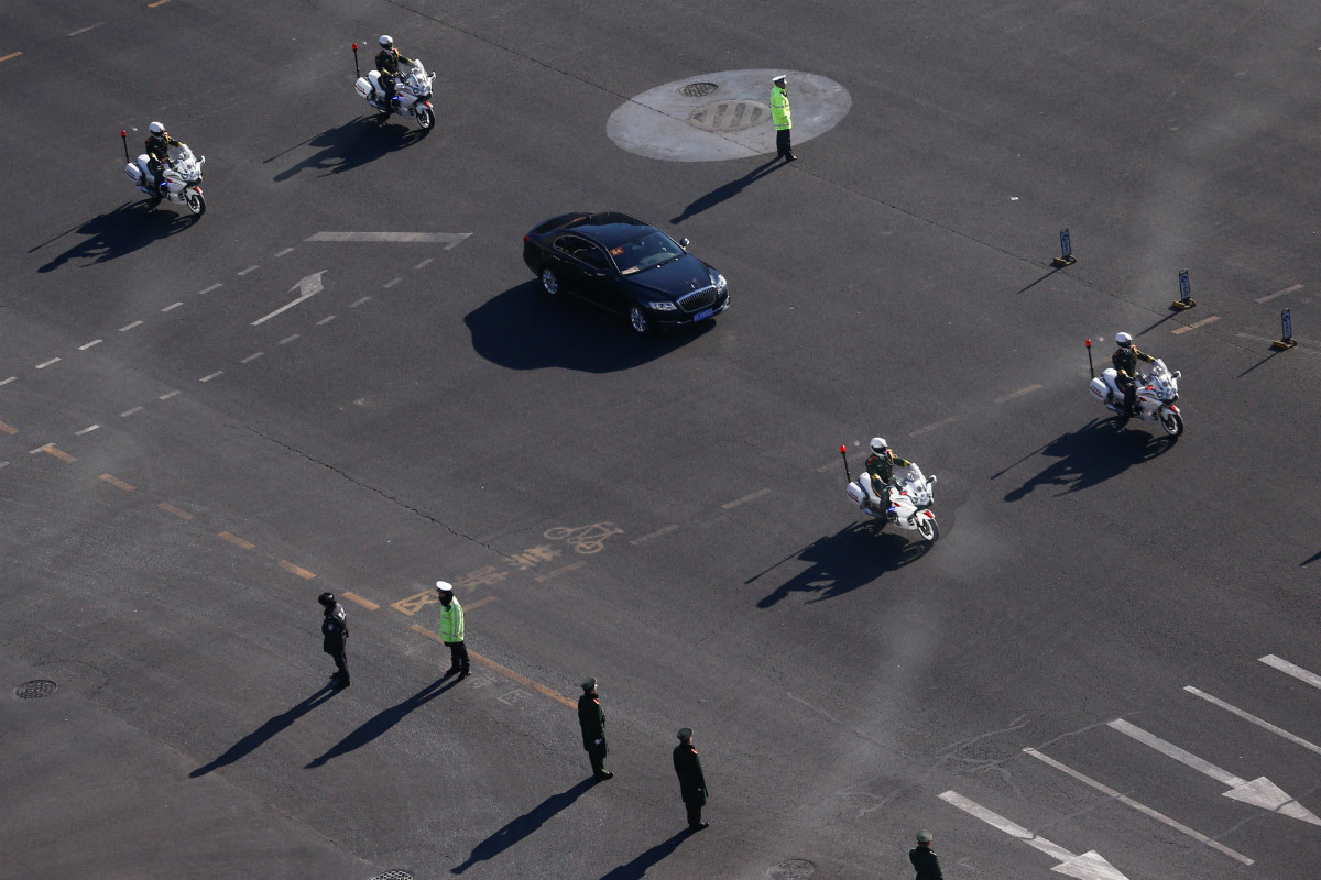 Sáng 8/1, đoàn xe được cho là chở theo nhà lãnh đạo Triều Tiên xuất hiện với cảnh sát hộ tống trên đường phố Bắc Kinh. Trước đó, truyền thông Triều Tiên đã công bố tin ông Kim đi bằng tàu hỏa đến Bắc Kinh để gặp Chủ tịch Tập lần thứ 4. Ảnh: Reuters.