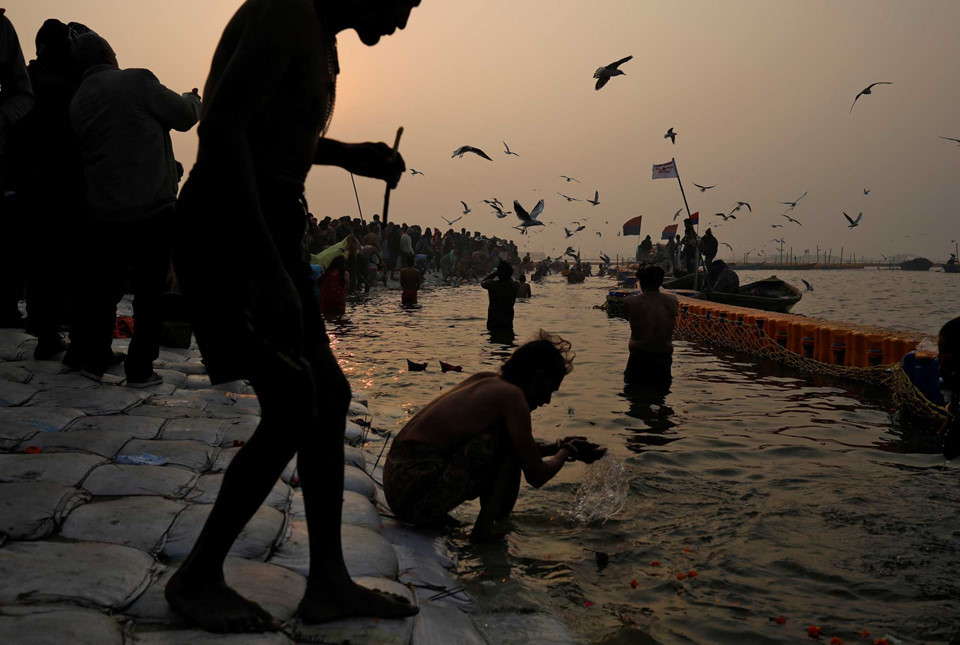 Các tín đồ ngâm mình tại Sangam, ngã ba sông Hằng, Yamuna và Saraswati, trong Lễ hội Kumbh Mela ở Prayagraj, Ấn Độ. Đối với người Hindu, sông Hằng được nhân cách hóa thành nữ thần Ganga. Các lễ hội tôn giáo lớn được tổ chức thường xuyên dọc theo bờ sông. Nhiều người tin rằng uống nước sông Hằng mang lại may mắn.