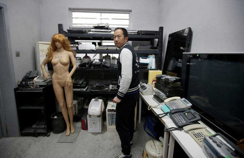 Quản lý dịch vụ Zhuo Hanjing đứng cạnh các thiết bị điện tử cũ và ma-nơ-canh phục vụ các khách hàng trút cơn thịnh nộ. Kể từ khi dịch vụ ra đời vào tháng 9/2018, các khách hàng ở đây đã đập vỡ khoảng 15.000 chai lọ mỗi tháng.