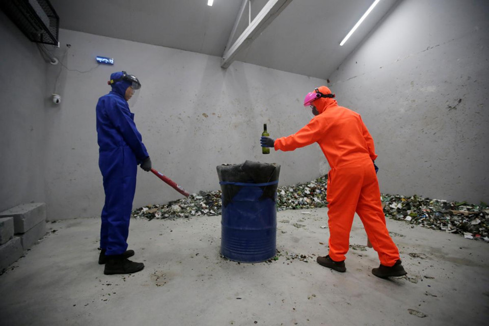 Người mẹ (phải) đặt chai rượu để con trai bà, một học sinh trung học, đập phá trong "phòng xả giận". Smash khuyến khích khách hàng mang các đồ vật cá nhân tới, chẳng hạn một phụ nữ từng mang tất cả ảnh cưới tới đây và đập vỡ toàn bộ.