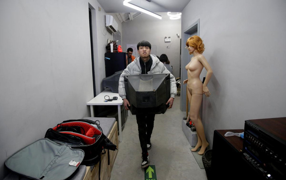 Nhân viên mang chiếc tivi cũ tới "phòng xả giận" cho khách hàng.