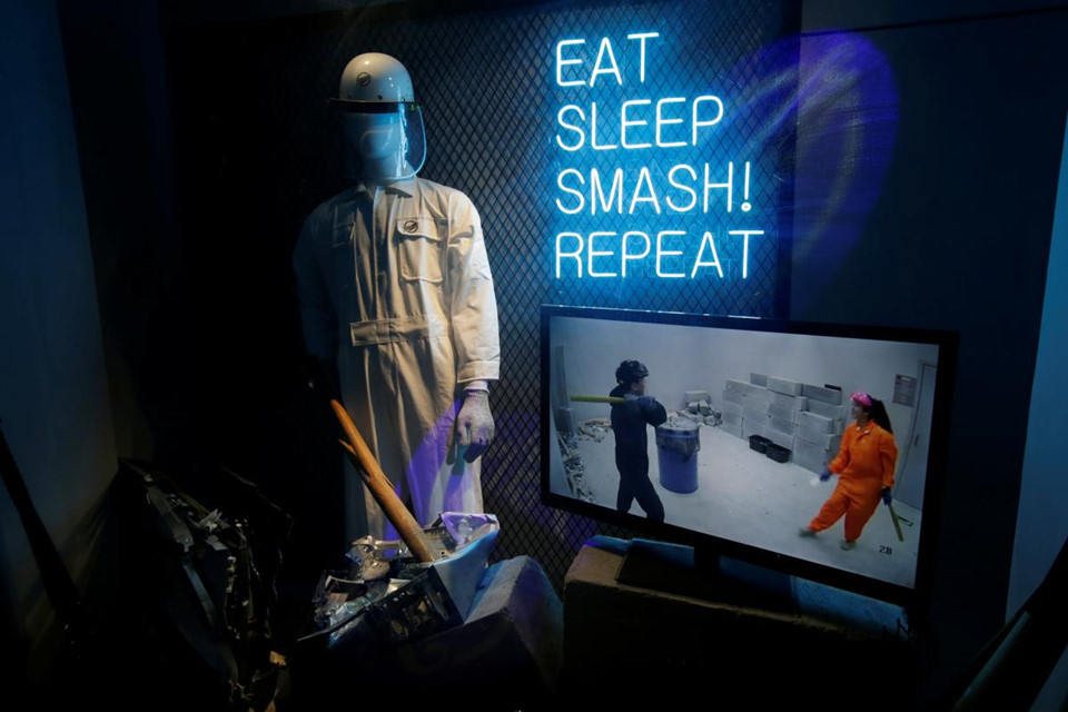 Màn hình tivi ghi lại hình ảnh của các khách hàng trong "phòng xả giận". Các dịch vụ tương tự đã xuất hiện ở nhiều quốc gia khác, bao gồm Mỹ. Jin cho biết khoảng 600 người tới trút giận trong căn phòng của công ty cô mỗi tháng.