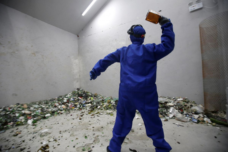 Qiu Siyu ném chai rượu vào tường. "Cảm giác thật tuyệt khi tôi phá hủy những cái chai đó và nhìn chúng vỡ tung", cô cười nói với Reuters.