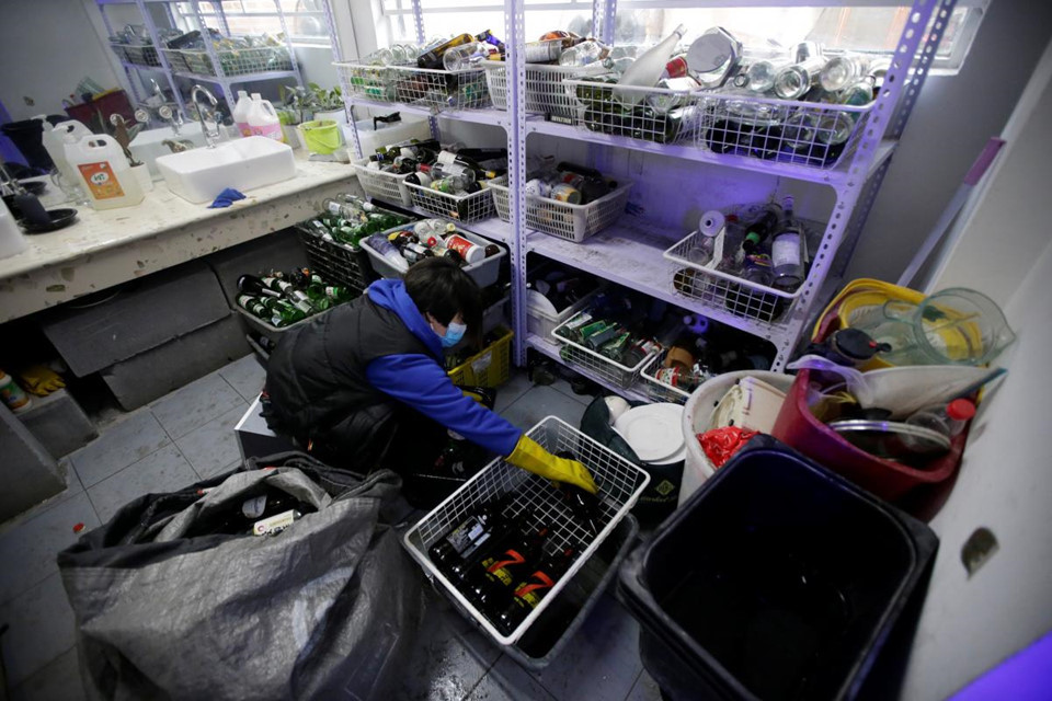 Jin Meng đang có ý định mở một "phòng xả giận" mới trong trung tâm mua sắm, nơi mọi người có thể đập vỡ một vài chai thủy tinh để giải trí sau khi mua sắm. Trong ảnh, nhân viên rửa các chai thủy tinh mới được gửi đến tại phòng "xả giận" ở Smash.