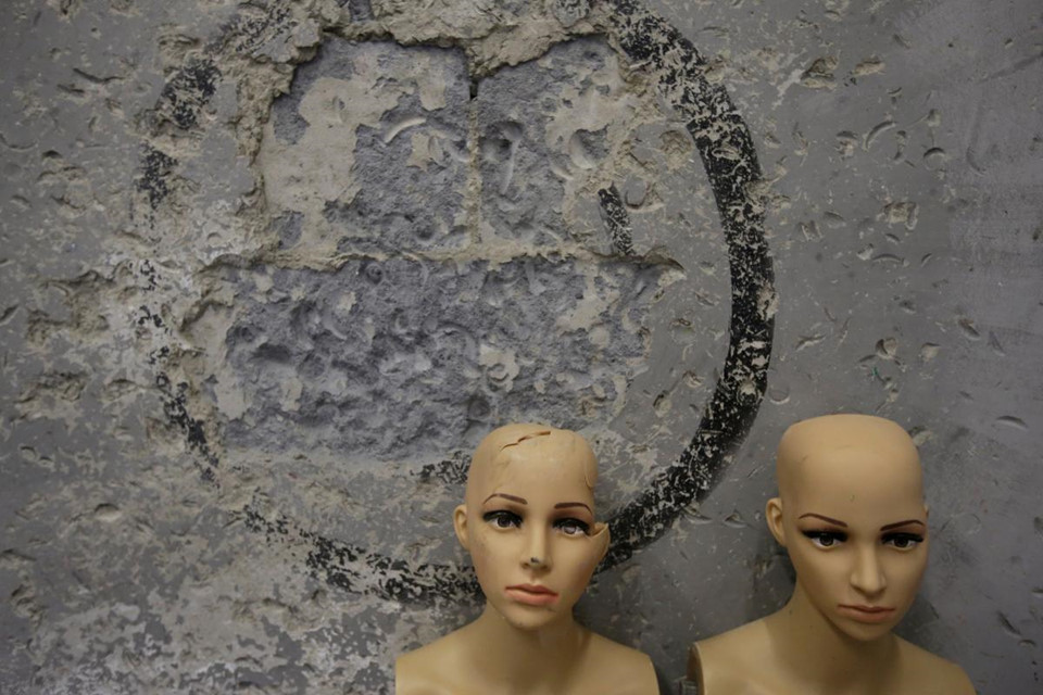 Các ma-nơ-canh được đặt trong góc phòng.